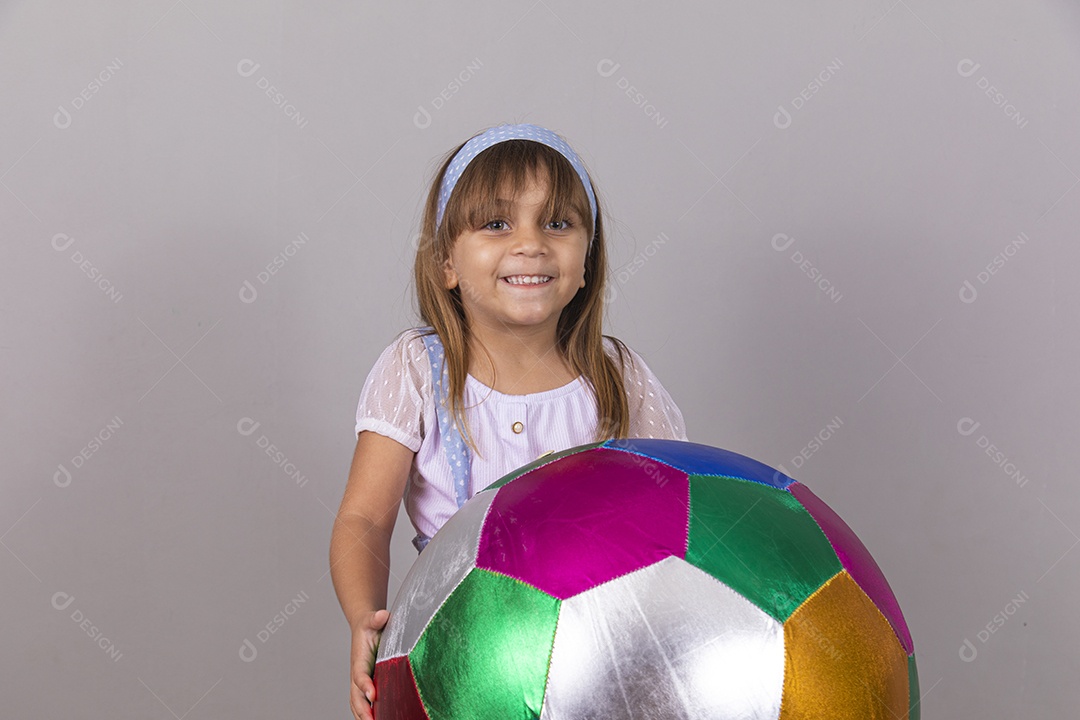 Linda garotinha criança bonita brincando sobre fundo isolado