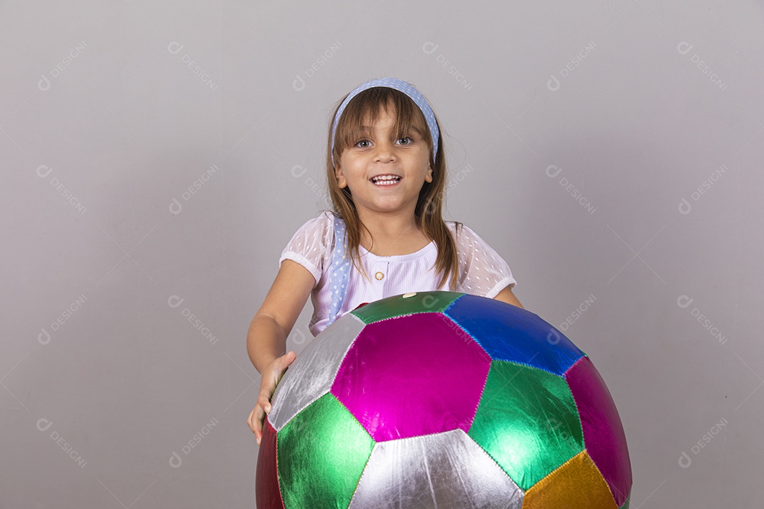 Linda garotinha criança bonita brincando sobre fundo isolado