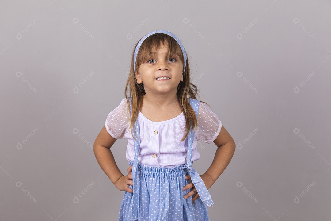 Linda garotinha criança bonita brincando sobre fundo isolado