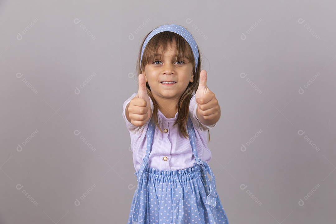 Linda garotinha criança bonita brincando sobre fundo isolado