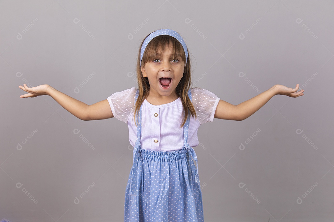 Linda garotinha criança bonita brincando sobre fundo isolado