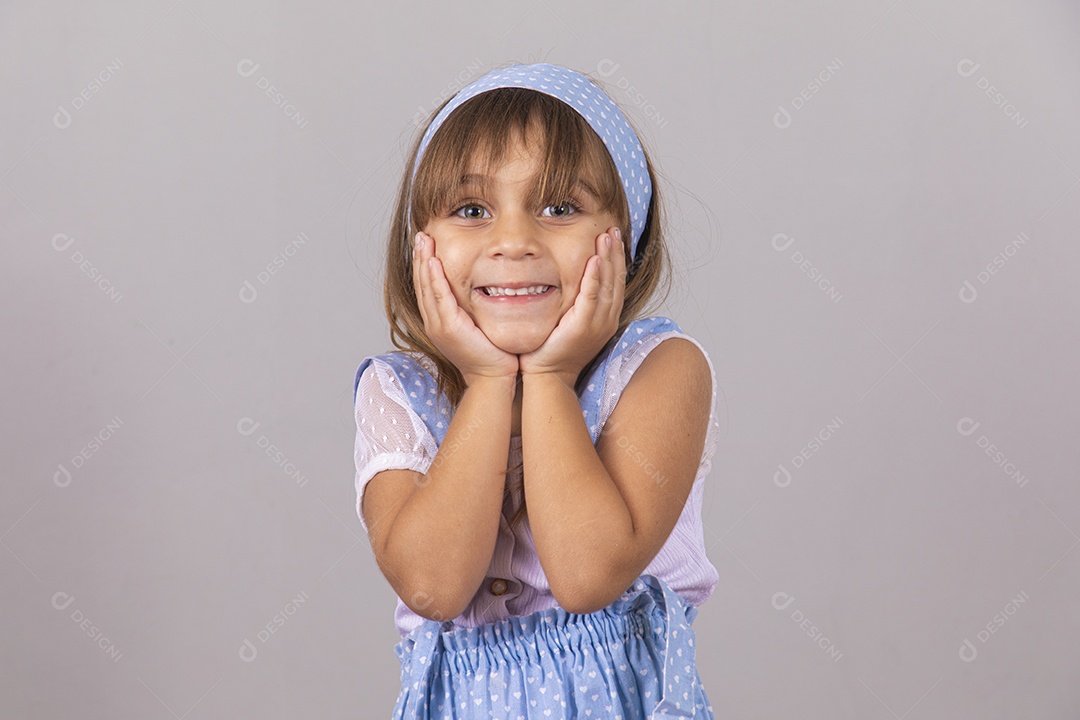 Linda garotinha criança bonita brincando sobre fundo isolado