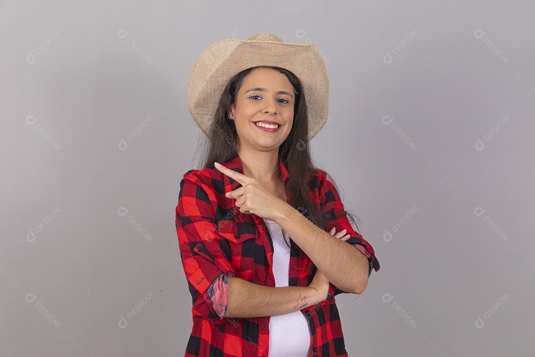 Linda mulher jovem agropecuarista sobre fundo isolado