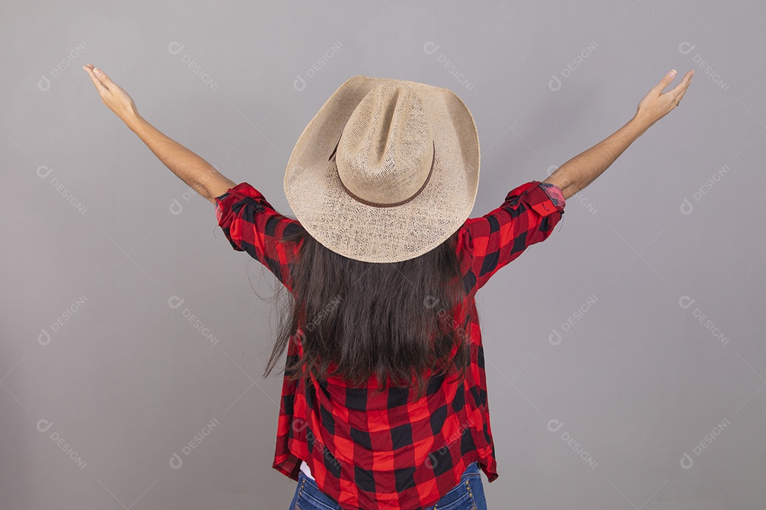 Linda mulher jovem agropecuarista sobre fundo isolado