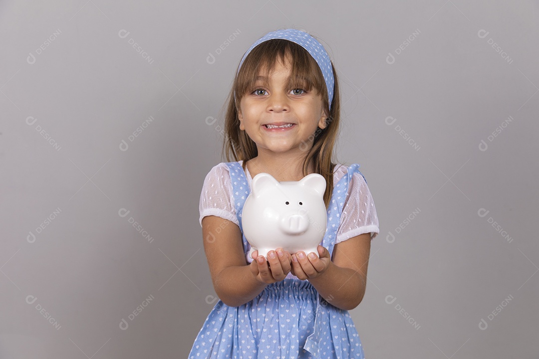 Linda garotinha criança bonita brincando sobre fundo isolado