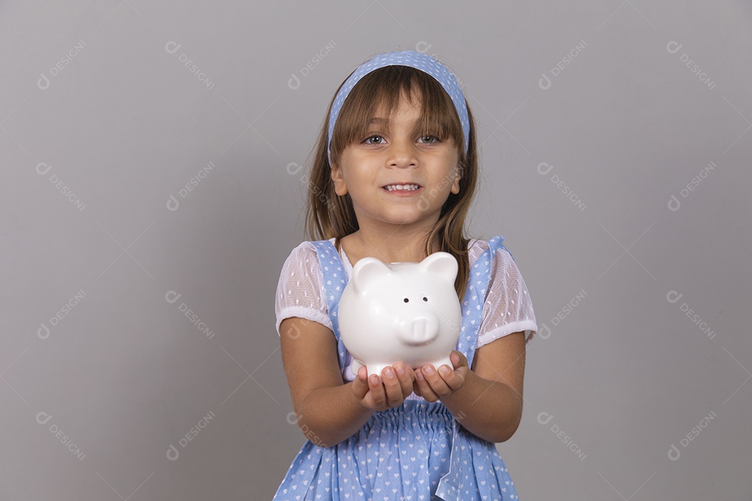 Linda garotinha criança bonita brincando sobre fundo isolado