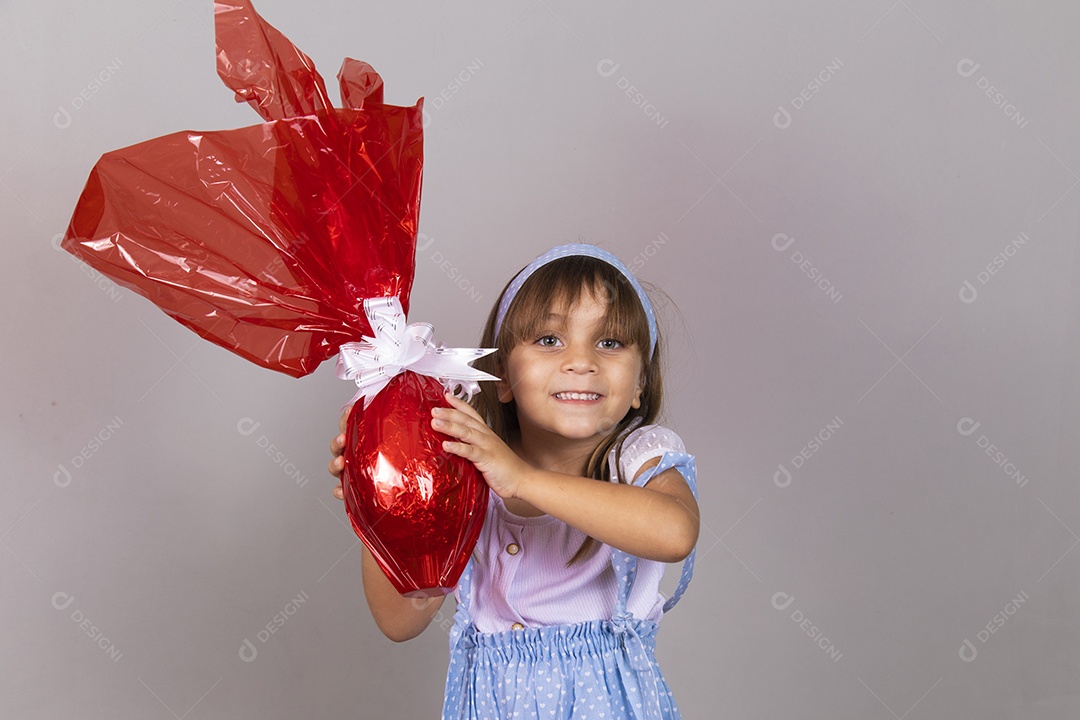 Linda garotinha criança bonita brincando sobre fundo isolado