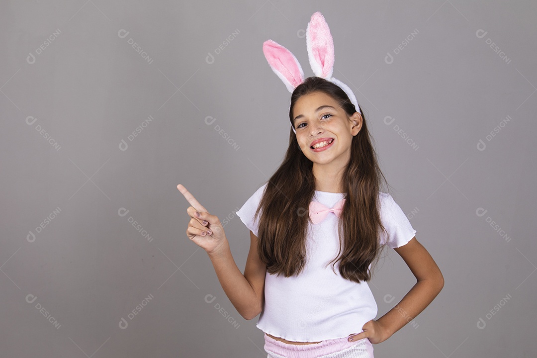 Linda menina garota usando fantasia de coelho Conceito Feliz Páscoa