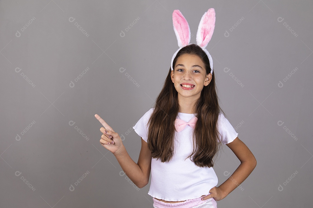 Linda menina garota usando fantasia de coelho Conceito Feliz Páscoa