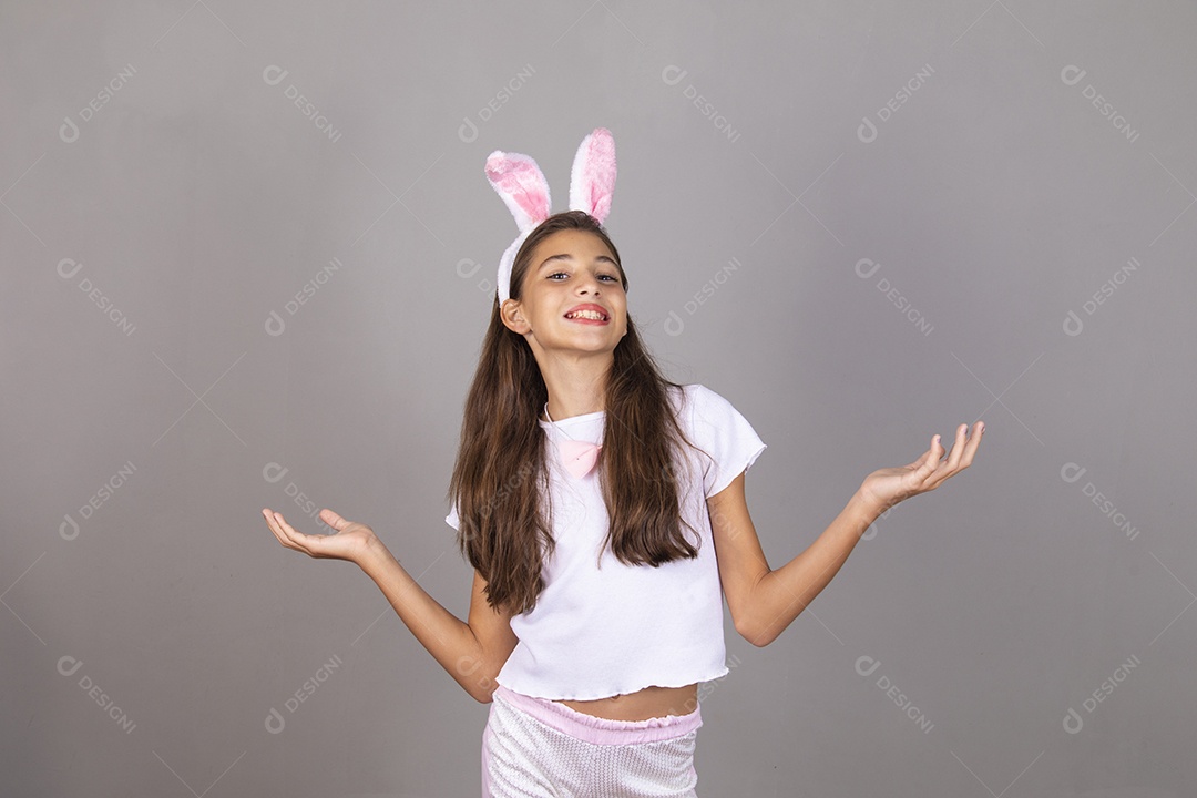 Linda menina garota usando fantasia de coelho Conceito Feliz Páscoa