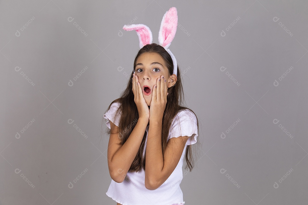 Linda menina garota usando fantasia de coelho Conceito Feliz Páscoa