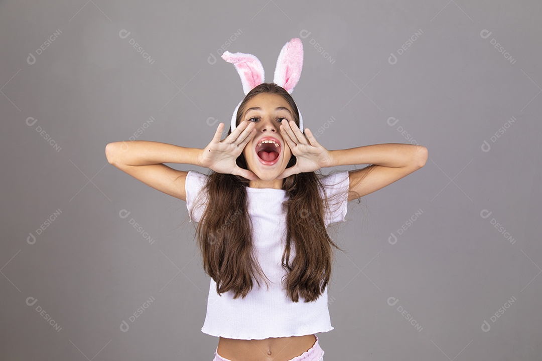 Linda menina garota usando fantasia de coelho Conceito Feliz Páscoa