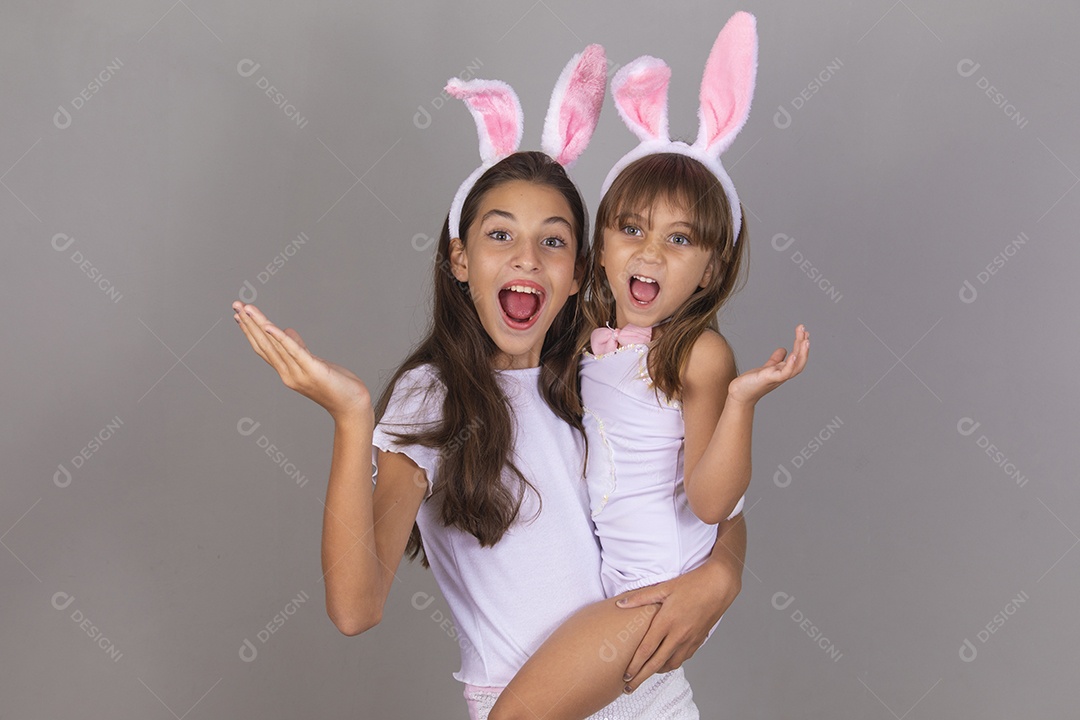 Lindas meninas garotas usando fantasia de coelho Conceito Feliz Páscoa