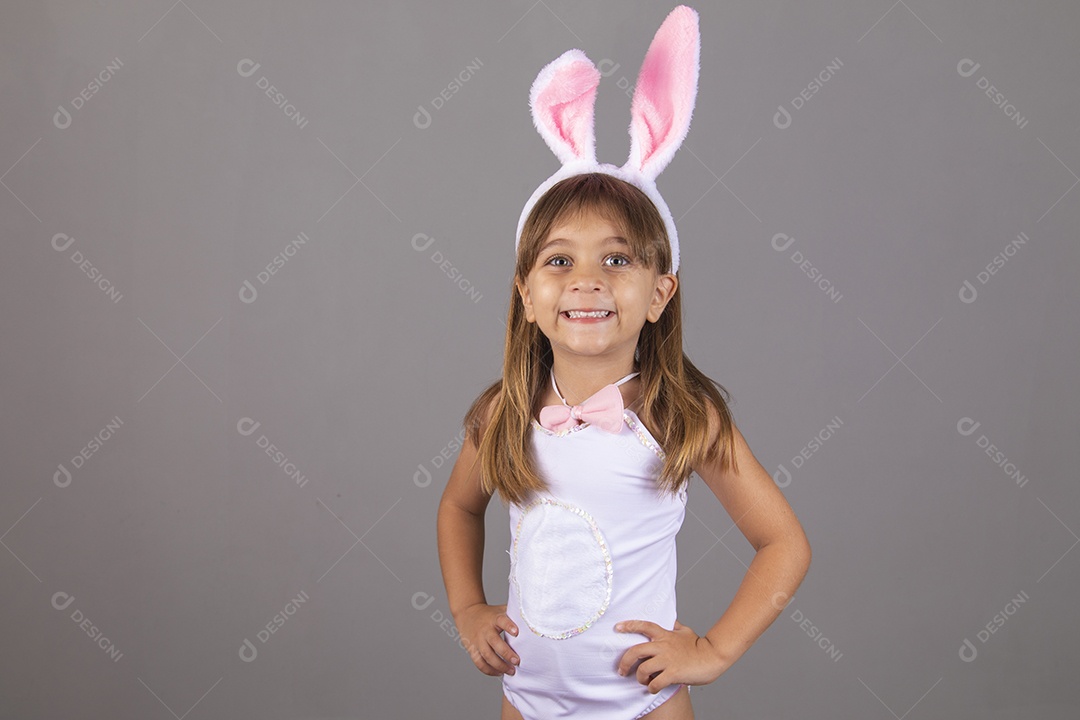 Linda menina garota usando fantasia de coelho Conceito Feliz Páscoa