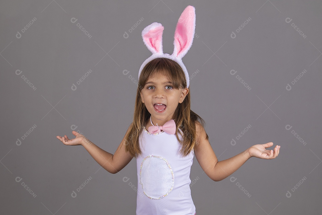 Linda menina garota usando fantasia de coelho Conceito Feliz Páscoa