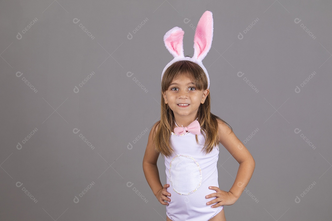 Linda menina garota usando fantasia de coelho Conceito Feliz Páscoa