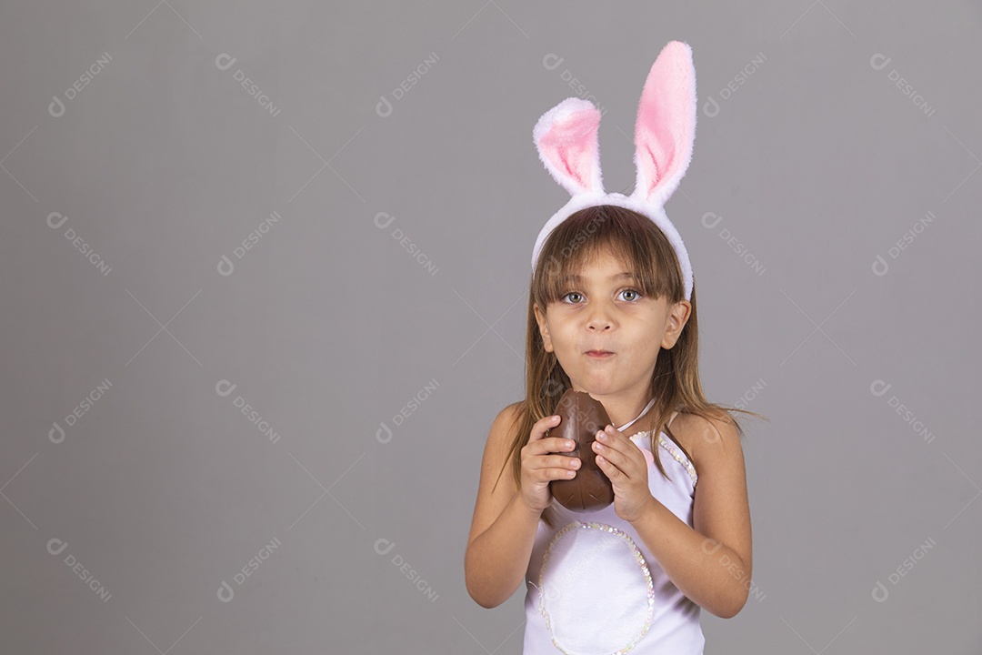 Linda menina garota usando fantasia de coelho Conceito Feliz Páscoa