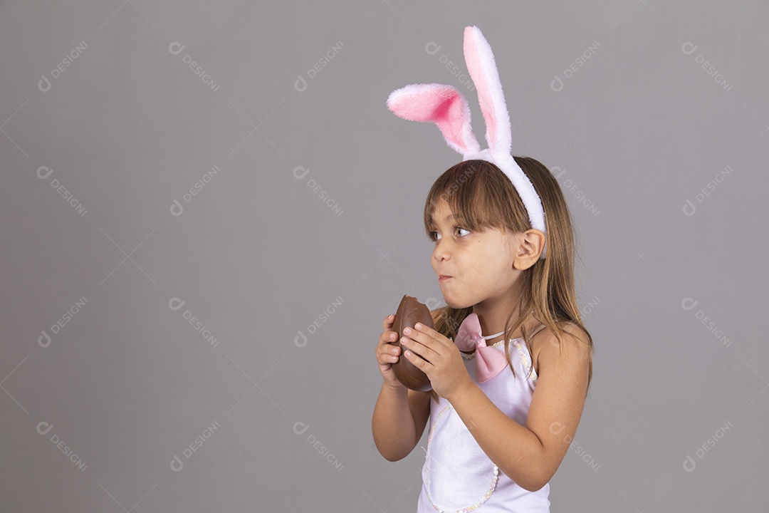 Linda menina garota usando fantasia de coelho Conceito Feliz Páscoa