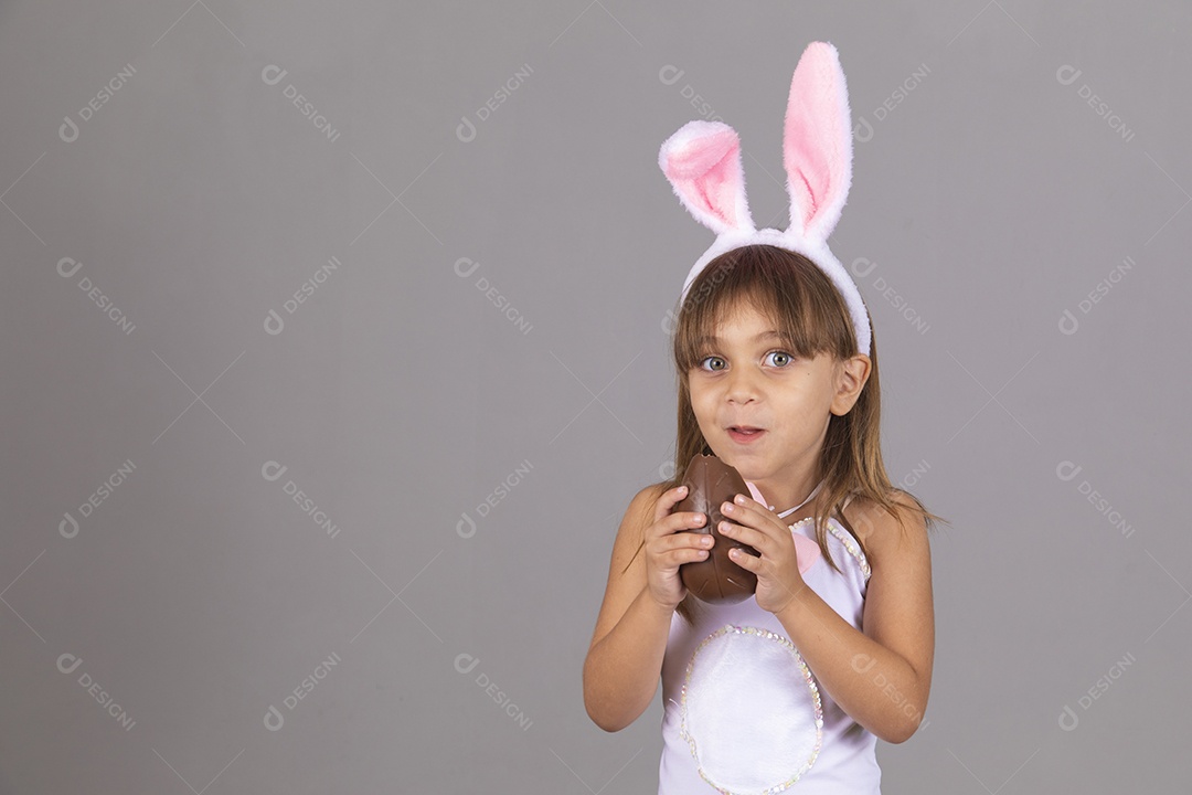Linda menina garota usando fantasia de coelho Conceito Feliz Páscoa