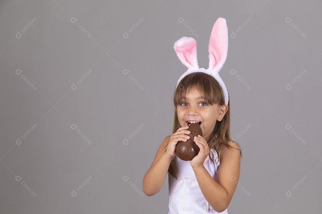 Linda menina garota usando fantasia de coelho Conceito Feliz Páscoa