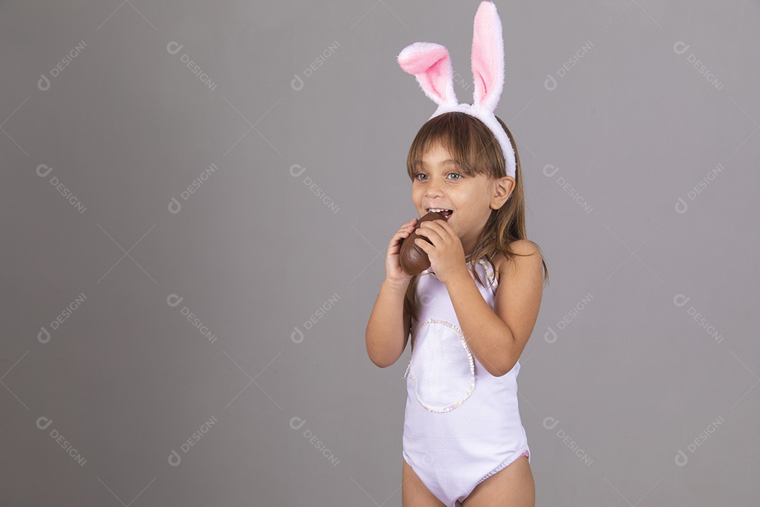 Linda menina garota usando fantasia de coelho Conceito Feliz Páscoa