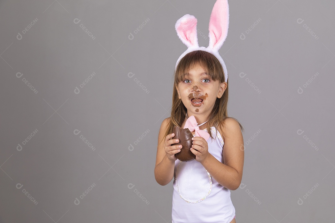 Linda menina garota usando fantasia de coelho Conceito Feliz Páscoa