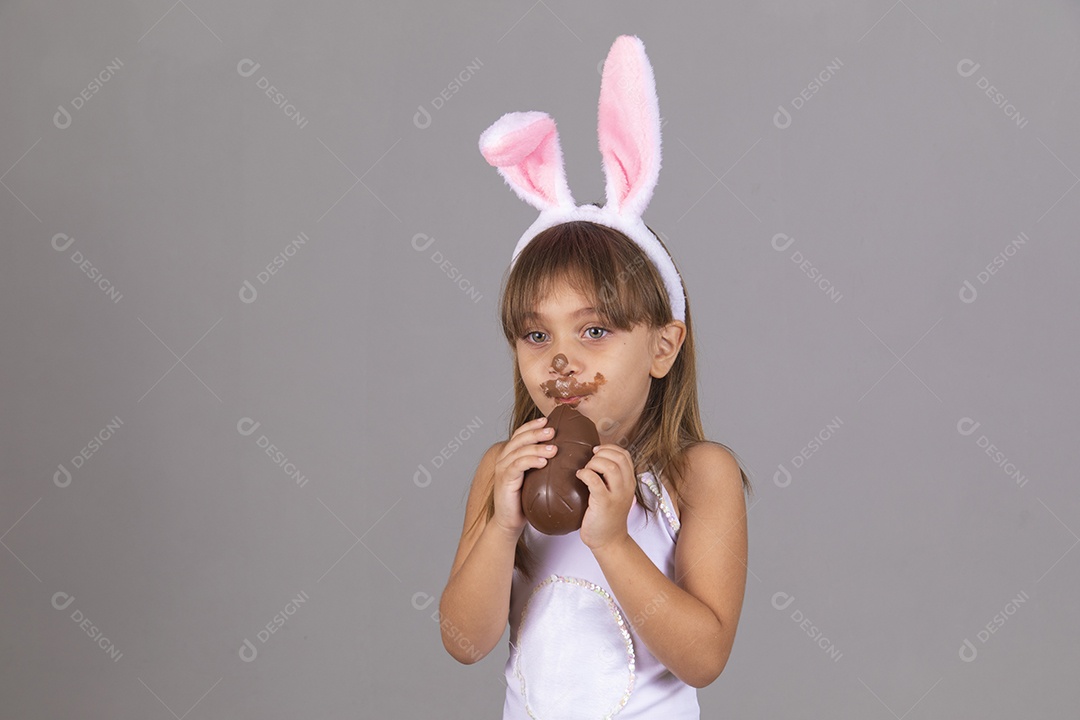 Linda menina garota usando fantasia de coelho Conceito Feliz Páscoa