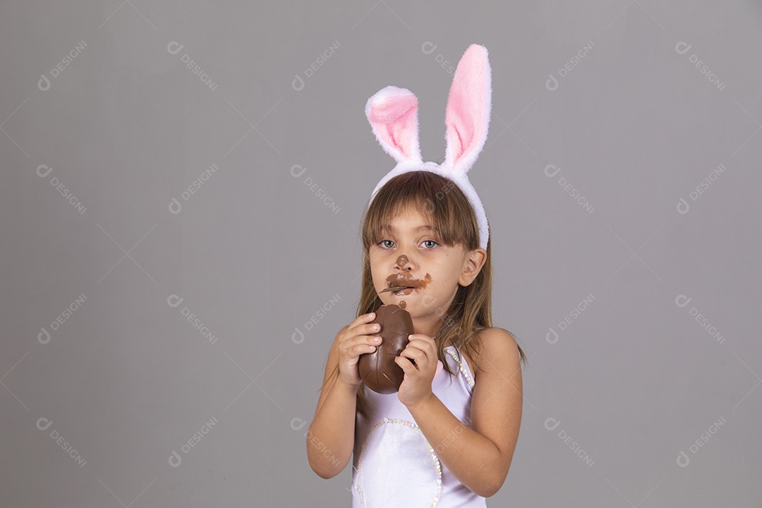 Linda menina garota usando fantasia de coelho Conceito Feliz Páscoa