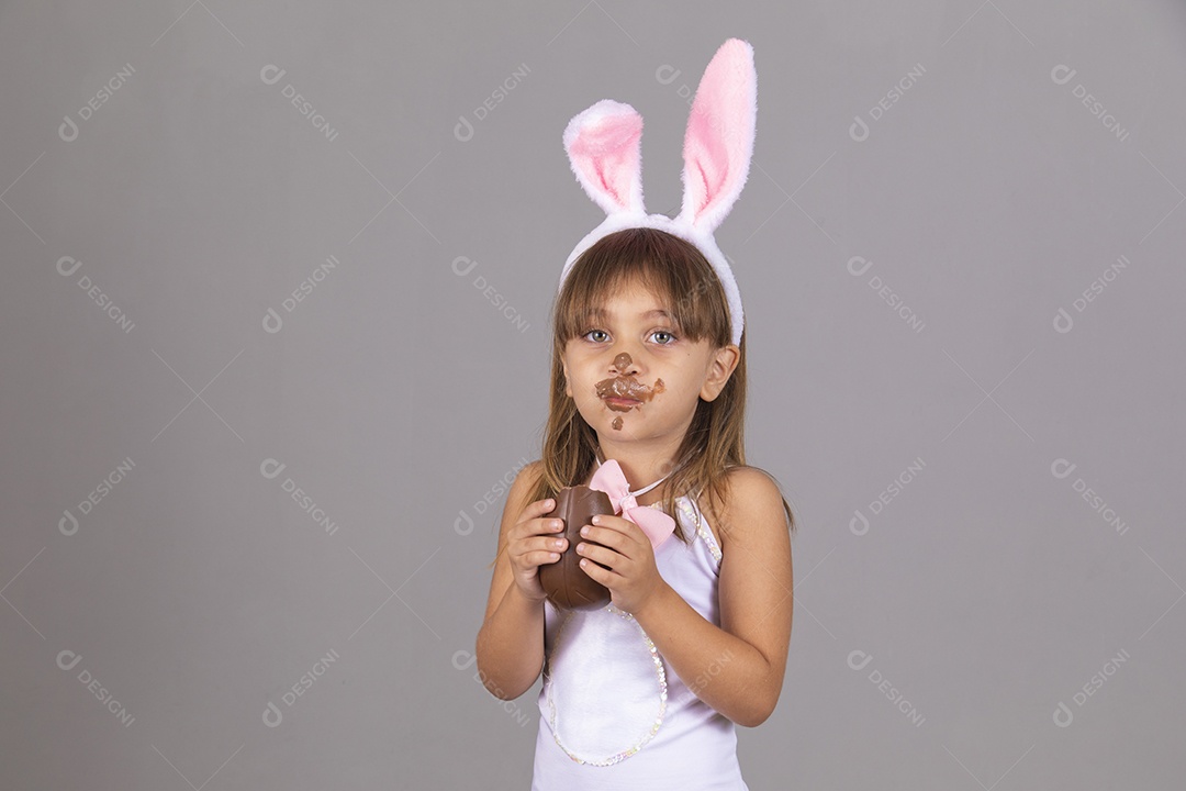 Linda menina garota usando fantasia de coelho Conceito Feliz Páscoa