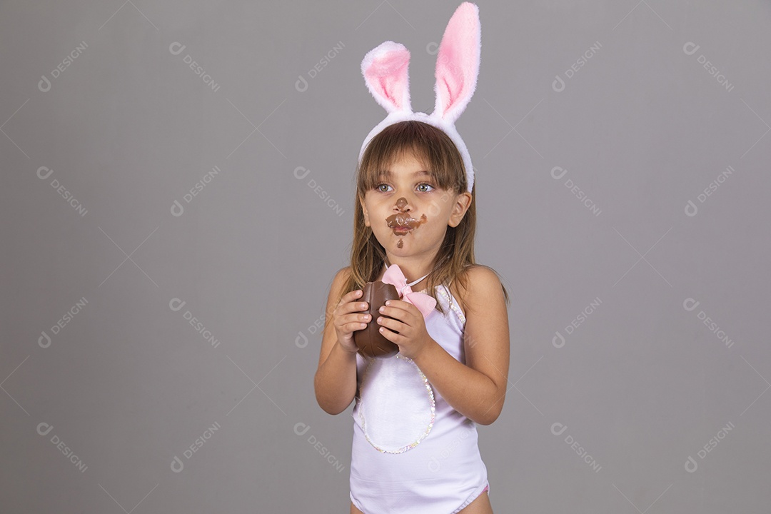 Linda menina garota usando fantasia de coelho Conceito Feliz Páscoa