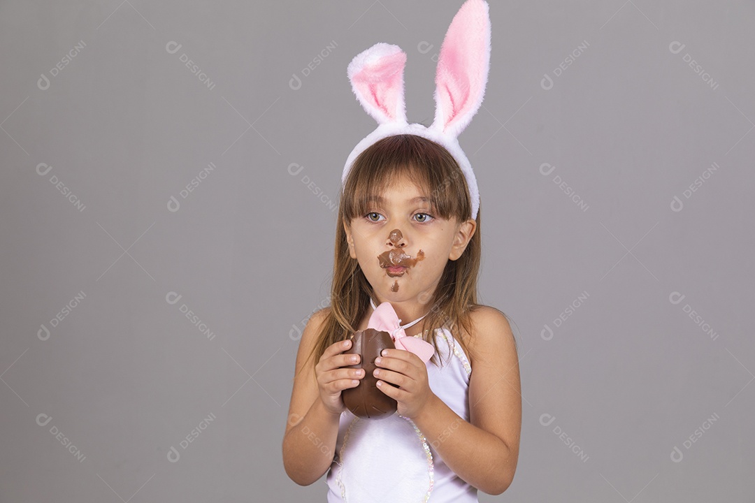 Linda menina garota usando fantasia de coelho Conceito Feliz Páscoa