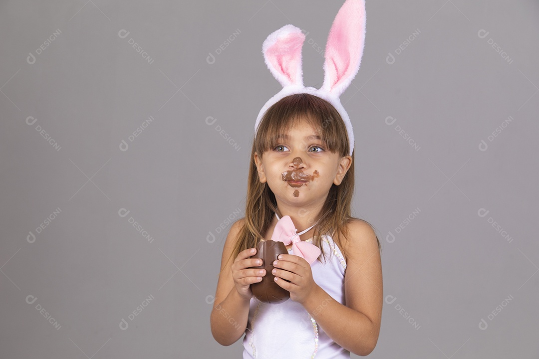 Linda menina garota usando fantasia de coelho Conceito Feliz Páscoa