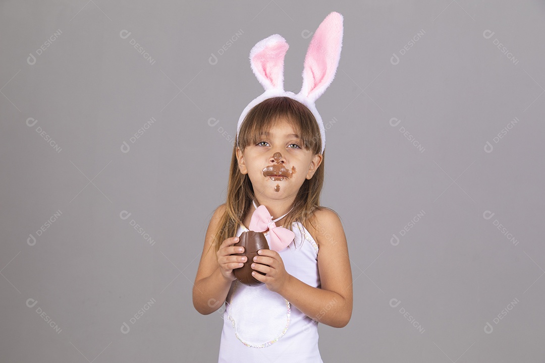 Linda menina garota usando fantasia de coelho Conceito Feliz Páscoa