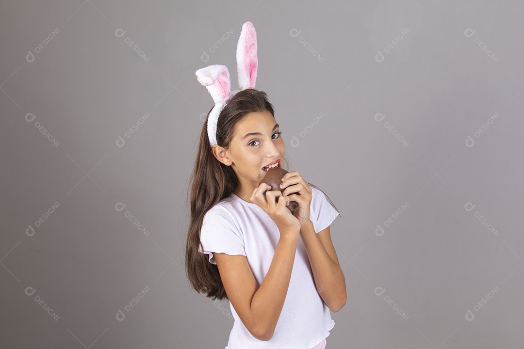 Linda menina garota usando fantasia de coelho Conceito Feliz Páscoa