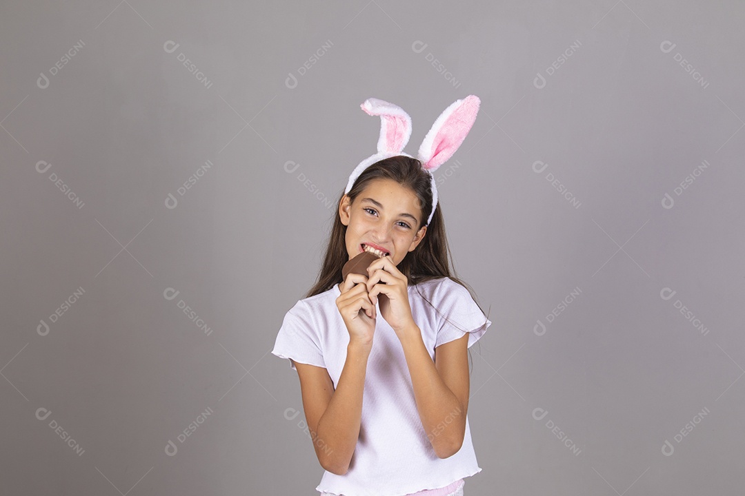 Linda menina garota usando fantasia de coelho Conceito Feliz Páscoa