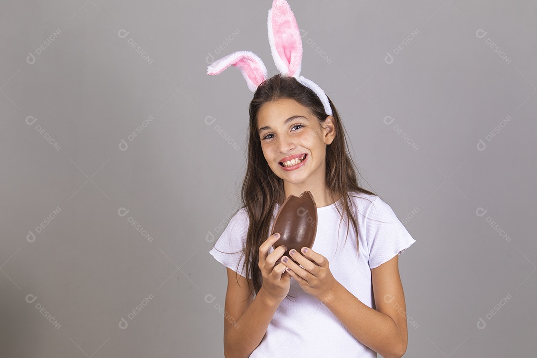 Linda menina garota usando fantasia de coelho Conceito Feliz Páscoa