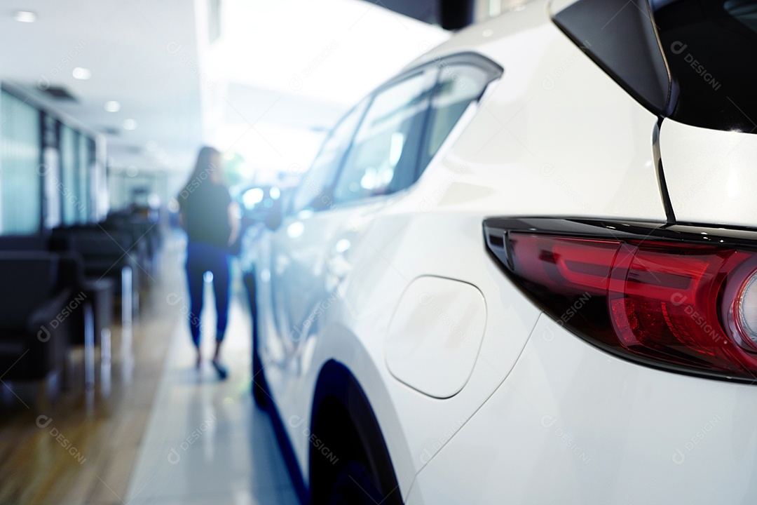 Carro SUV branco de visão traseira em showroom de luxo moderno em fantasia de desfoque
