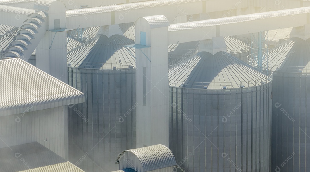 Fábrica de ração animal. Silo agrícola na fábrica de ração.