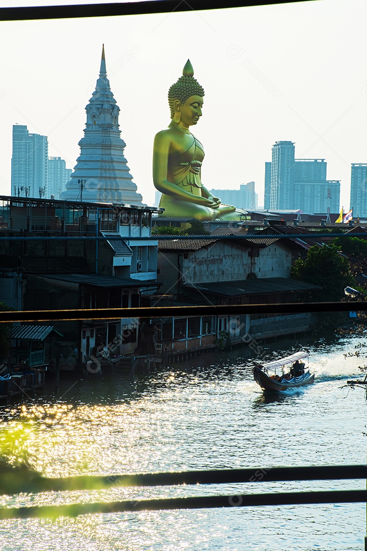 Grande Buda amarelo dourado em Wat Muang destino turístico religioso