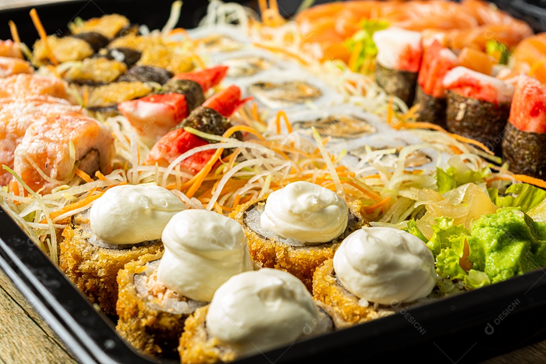 Combinação de sushi. comida japonesa com muitos itens