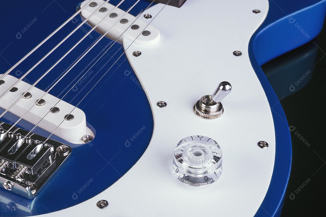 Parte frontal do corpo de uma guitarra elétrica em fundo preto