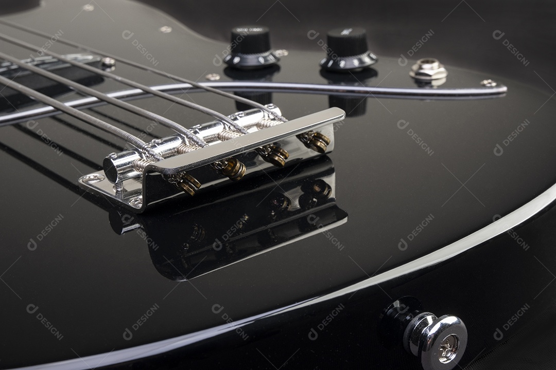 Baixo preto em fundo preto