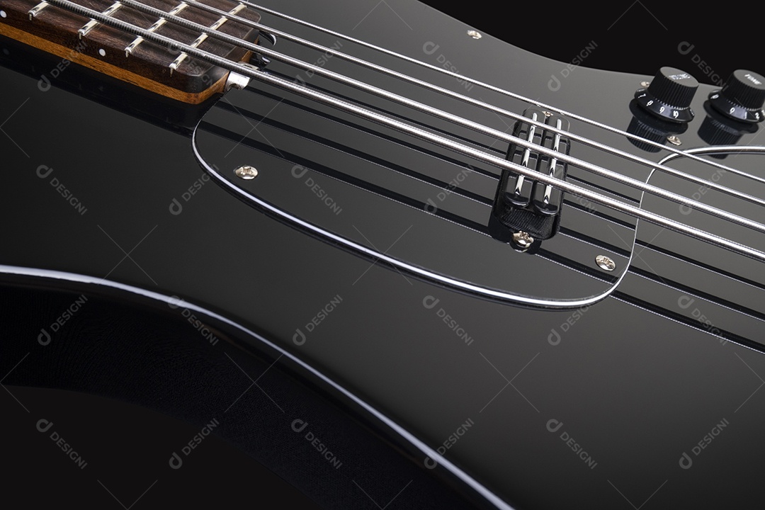 Baixo preto em fundo preto