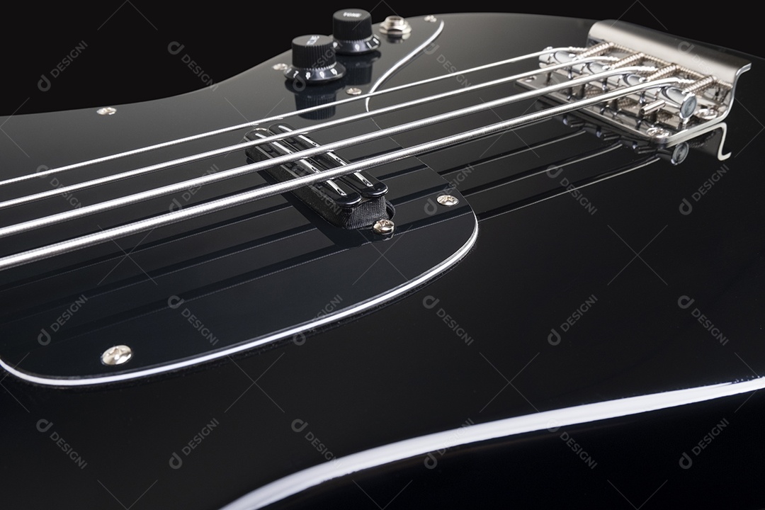 Baixo preto em fundo preto