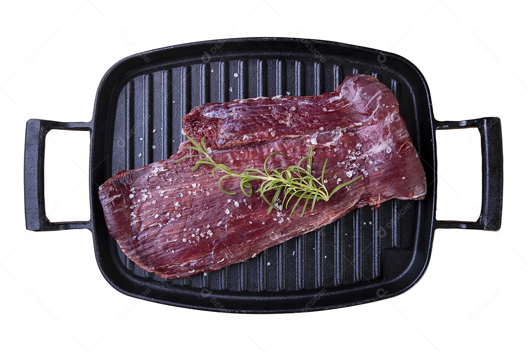 Carne crua em chapa de ferro fundido com ramo de alecrim em fundo branco.