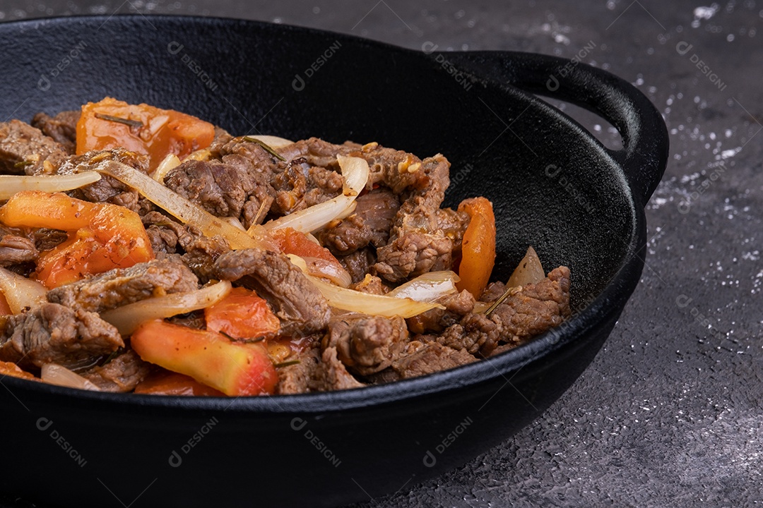 Filé mignon fatiado e frito com tomate e cebola na brasa de ferro