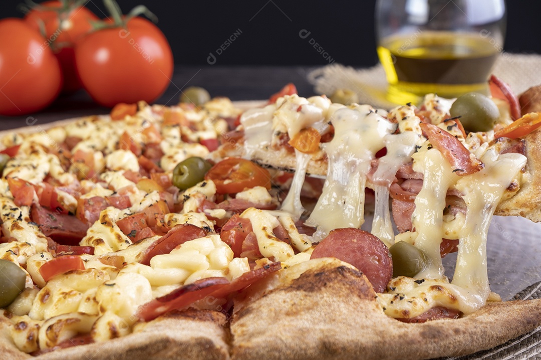 Pizza coberta com molho de tomate, queijo catupiry, calabresa fatiada