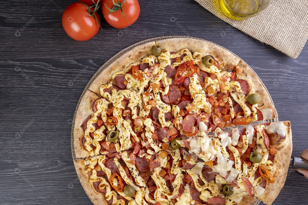 Pizza coberta com molho de tomate, queijo catupiry, calabresa fatiada