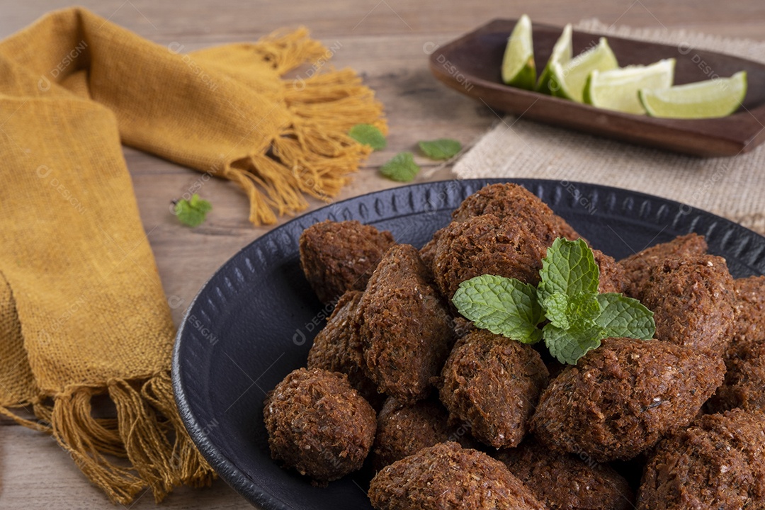 Snack árabe tradicional frito feito com trigo e recheado