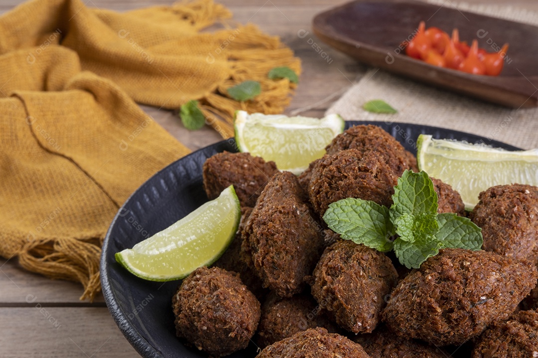 Snack árabe tradicional frito feito com trigo e recheado